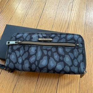 Travelon Anti theft large wallet -NWOT